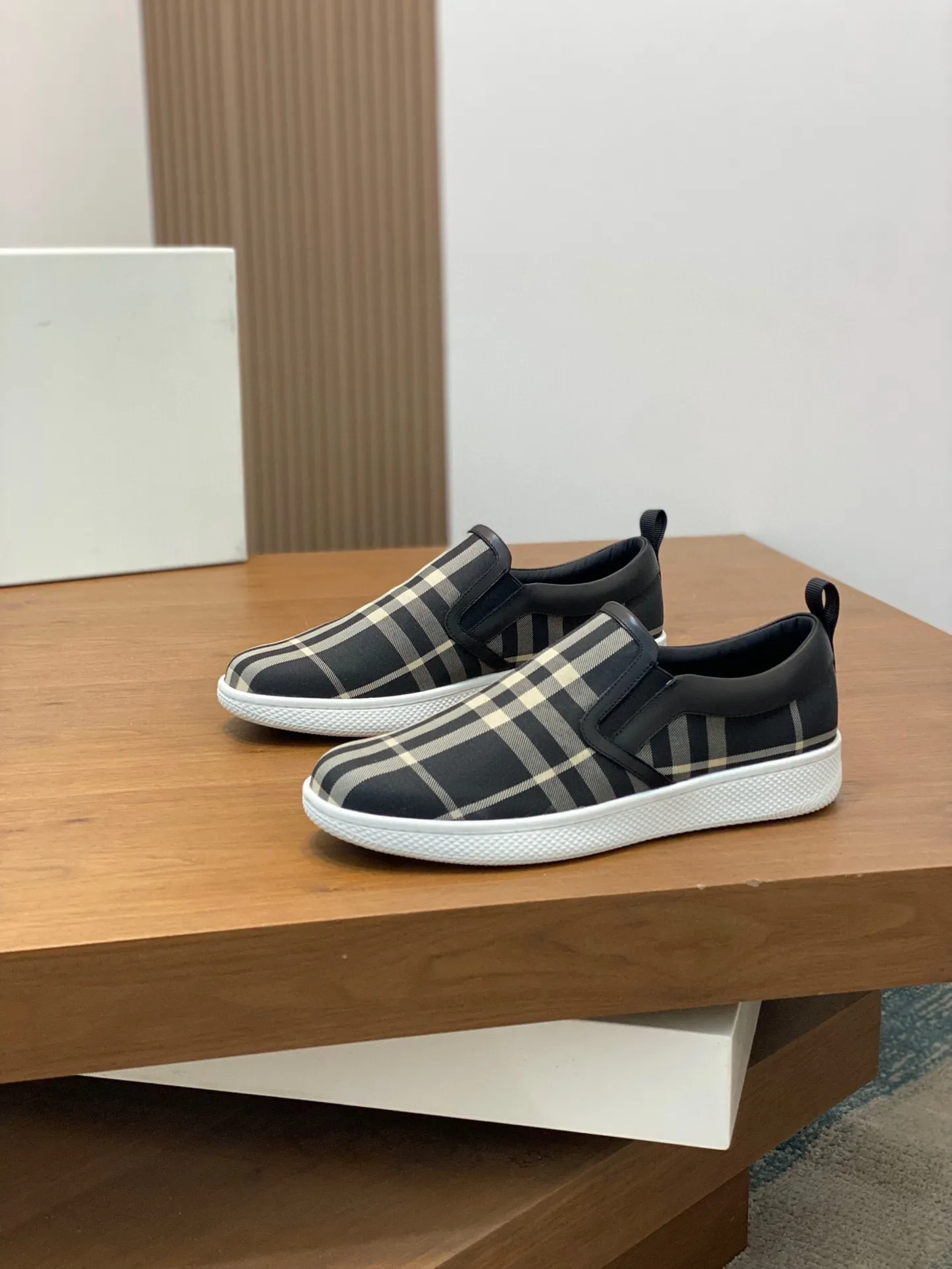P380 [BURBERRY] Burberry - Upper: imported 🔝 brand totem cloth, - Inner lining: cowhide lining, feet; water-dyed cowhide - Outsole: ultra-light TPR rubber; two-color molded outsole - Super high quality control·Fine workmanship: highlighted (high-end, extravagance, grade) -Size: 38-44 (Male 45, can be customized)·